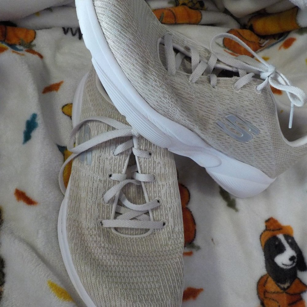 women's size ten tan Skechers